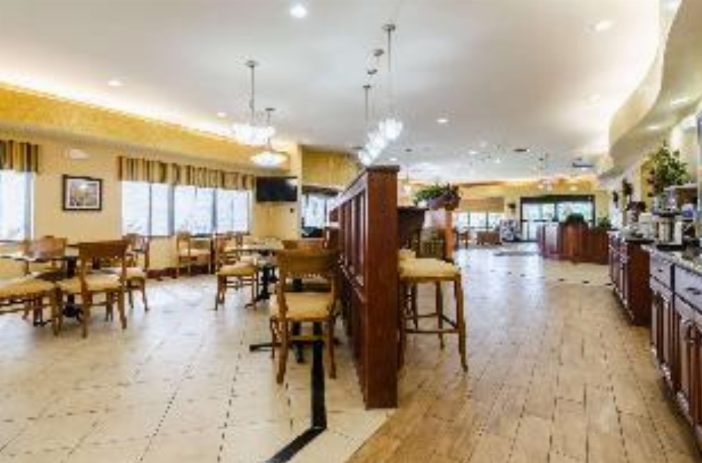 Comfort Suites Salina Image 16