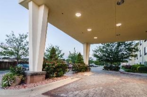 Comfort Suites Salina image 19