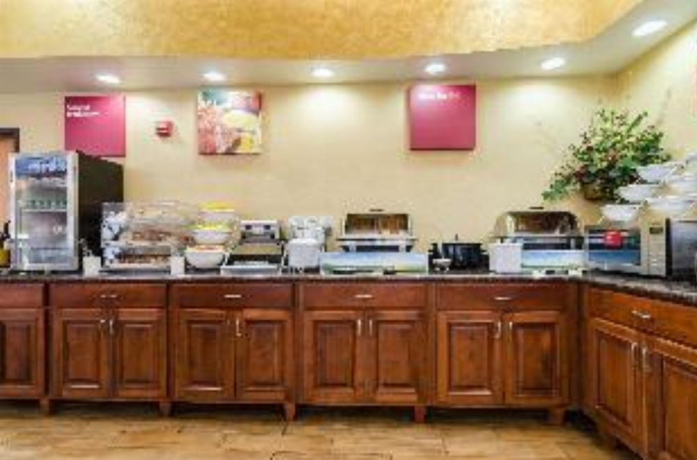 Comfort Suites Salina Image 20
