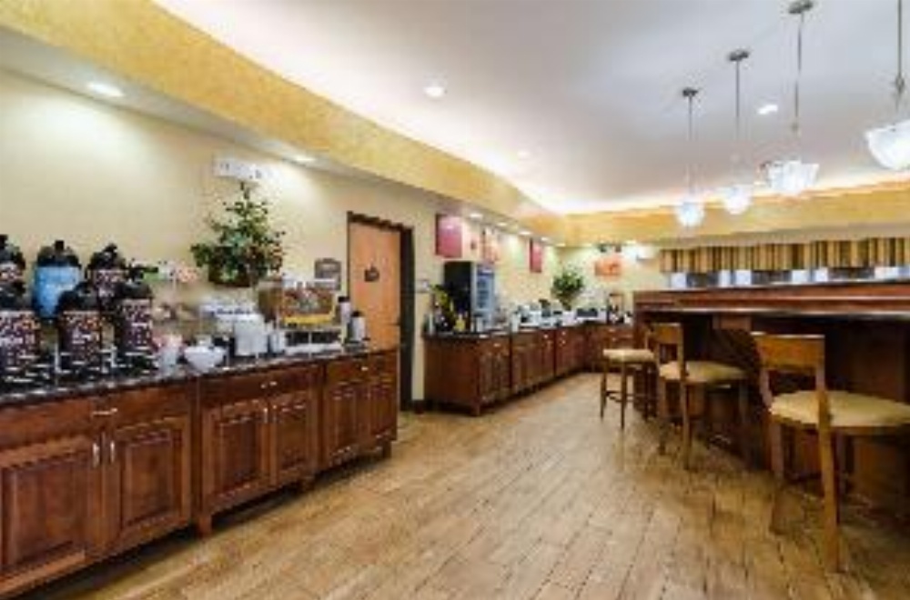 Comfort Suites Salina Image 7